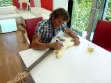 Peter Maffay signiert eine seiner Gitarren für die Verlosung bei ON LINE