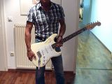 Peter Maffay mit der neu signierten Gitarre