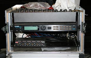 Rack mit E-Drum und Mixer