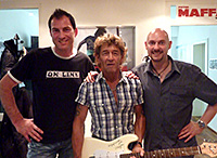 Peter Maffay mit der signierten ON LINE Gitarre